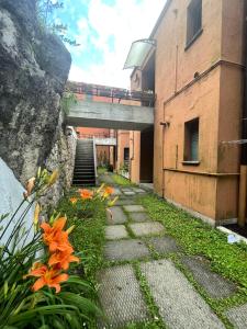 uma passagem em frente a um edifício com flores de laranja em Appartamento Panorama em Arco