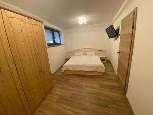 1 dormitorio con 1 cama y puerta corredera en Ferienwohnung Kühar, en Maishofen