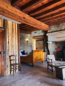 1 dormitorio con 1 cama y chimenea en Le petit château du Villard 