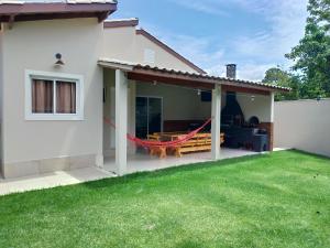 ein Haus mit einer Terrasse und einem Hof in der Unterkunft Casa ampla com fácil acesso as Praias e Shopping in Caraguatatuba