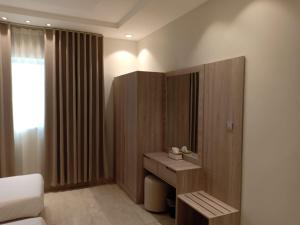 um quarto de hotel com um lavatório e um espelho em Dorm Story For Hotel Apartment em Taif