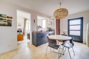 - une cuisine et une salle à manger avec une table et des chaises dans l'établissement Lovely house Bordeaux Bègles, à Bègles