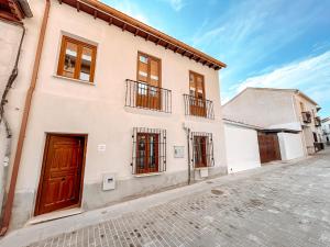une maison au milieu d'une rue dans l'établissement Fee4Me La Azotea de Morata, à Morata de Tajuña