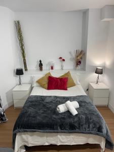 ein Schlafzimmer mit einem großen Bett mit zwei Kissen darauf in der Unterkunft Resitur Luxury Suit 6 in Sevilla