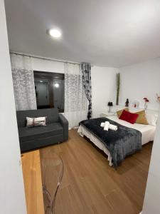 ein Schlafzimmer mit einem Bett und einem Sofa in der Unterkunft Resitur Luxury Suit 6 in Sevilla