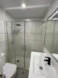 ein Bad mit einer Dusche, einem Waschbecken und einem WC in der Unterkunft Resitur Luxury Suit 6 in Sevilla