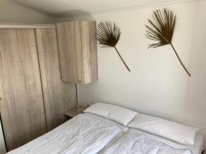 Schlafzimmer mit einem Bett und einem Holzschrank in der Unterkunft Amici Camping Urlaub am Effelder Waldsee in Wassenberg