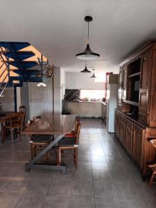 a kitchen with a table and chairs in a room at Le 9 rue du moulin 4-5 personnes tout confort in Gripport