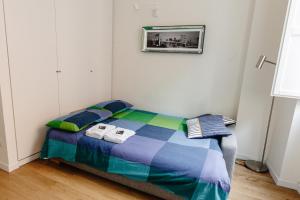 1 dormitorio con 1 cama con 2 toallas en Open space nel pieno centro di Brescia, en Brescia
