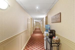 a long corridor with a long hallway with a long corridorngthngthngthngthngth at Restauparc Motel in Casselman