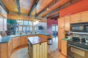 Afbeelding uit fotogalerij van Secluded Adirondack Cabin about 5 Mi to Sacandaga Lake in Broadalbin +30 foto's