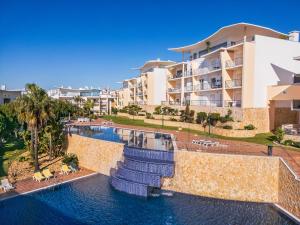 ein Bild von einem Swimmingpool in einem Ferienresort in der Unterkunft Encosta da Orada by OCvillas in Albufeira