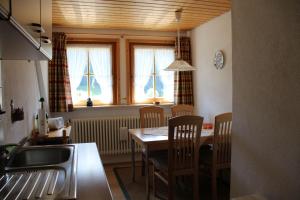 Ferienwohnung Talblick في تودموس: مطبخ وغرفة طعام مع طاولة وكراسي
