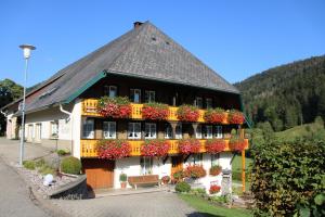 ein Gebäude mit Blumen auf der Seite in der Unterkunft Ferienwohnung Talblick in Todtmoos