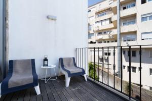 En balkon eller terrasse på Sunny Elegant Flat w/ Balcony - City Center