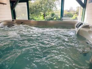 Бассейн в Gites et Spa - Manoir des Falaises или поблизости