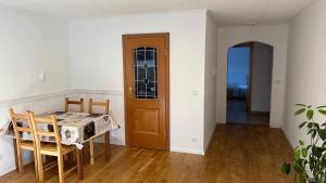 uma sala de jantar com uma mesa e uma porta de madeira em Apartment Arianna Sachsenheim em Sachsenheim