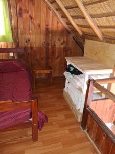 プンタ・デル・ディアブロにあるCabaña frente al marのキャビン内の二段ベッド2台が備わる客室です。
