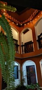 ein Gebäude mit einer Palme davor in der Unterkunft Hotel Ghiza in Tegucigalpa