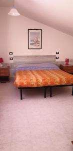 un ampio letto in una stanza con di Le Acacie rooms - ex B&B a Termoli
