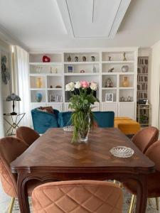a living room with a table with a vase of flowers at Sotto le stelle di Capua in Capua +26 photos