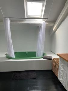 Φωτογραφία από το άλμπουμ του Grande chambre indépendante, charme, calme sur jardin, Nantes centre, accès privé par escalier de l'immeuble, sdb & wc privés, 10 minutes gare et palais des congrès στη Νάντη
