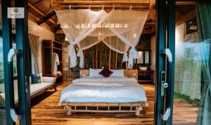 Schlafzimmer mit einem Bett und einem Fenster in der Unterkunft Mường Lò Retreat Nghia Lo in Yên Bái