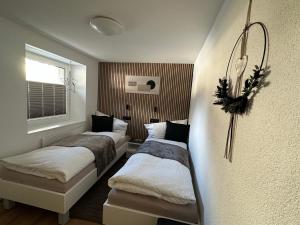 two twin beds in a room with a window at Apartment Enzian in Saas-Grund