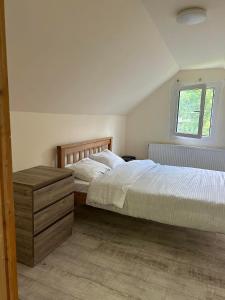 Un dormitorio con dos camas y una ventana. en Mia House, en Borjomi