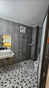 y baño con ducha, lavabo y aseo. en Vừng Homestay - Mộc Châu, en Mộc Châu