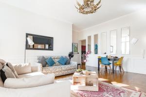 uma sala de estar com um sofá e uma mesa em Elegant apartment in Bordeaux at Les Chartrons em Bordeaux
