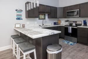 a kitchen with a counter and some stools in it at Fins Up in Long Beach