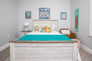 1 dormitorio con 1 cama grande con marco de madera en Fins Up en Long Beach