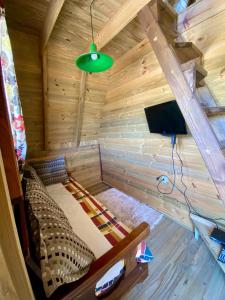TV a/nebo společenská místnost v ubytování Cabana aroeira 8min da Guarda do Embaú + 9 fotografií