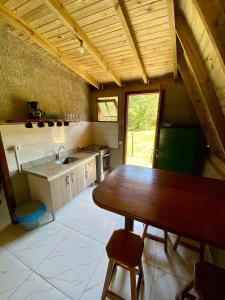 Kuchyň nebo kuchyňský kout v ubytování Cabana aroeira 8min da Guarda do Embaú