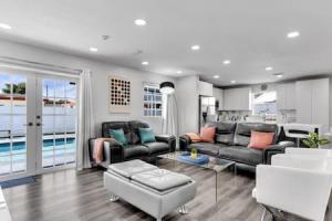 uma sala de estar com um sofá e uma mesa em Serene Poolside Getaway em Miami Gardens