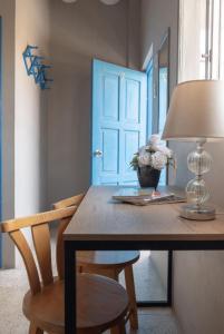 a dining room table with a lamp and a blue door at Hostel Casa Betancourt in Salinas