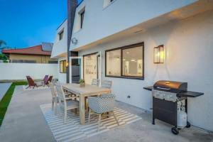 un patio con tavolo, sedie e griglia di Pickleball Paradise by Rather Be Properties a Mission Viejo