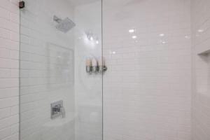 una doccia con una porta in vetro in un bagno di Pickleball Paradise by Rather Be Properties a Mission Viejo Altre 53 foto