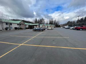 un estacionamiento vacío con coches aparcados en él en Baymont by Wyndham Bartonsville Poconos, en Bartonsville