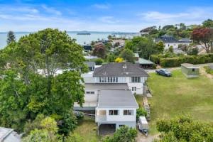 een luchtzicht op een groot wit huis bij Cockle Bay Getaway is close to beach in Auckland