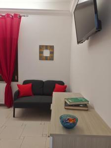- un salon avec un canapé et une table dans l'établissement Le Sorgenti Guest House, à Ilbono