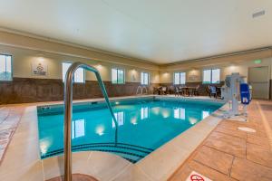 een groot zwembad in een hotelkamer bij My Place Hotel-Grand Rapids, MN in Grand Rapids