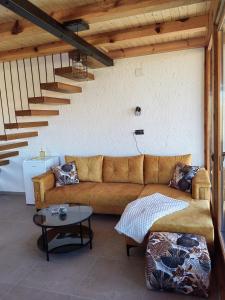 uma sala de estar com um sofá e uma escada em Vikendica Nina 2 em Zlatibor