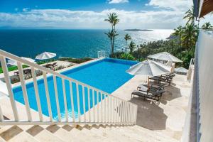 uma piscina com vista para o oceano em Xeliter Vista Mare, Samana em Santa Bárbara de Samaná