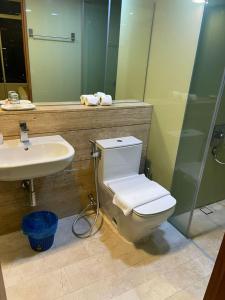 y baño con aseo y lavamanos. en Vortex Suites Klcc By SALEH, en Kuala Lumpur