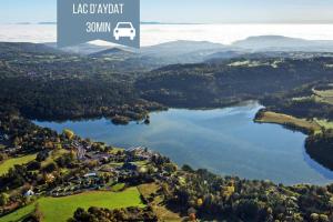 een luchtzicht op een meer op het platteland bij La Petit Ourse - Wifi - Terrasse - Vulcania in Saint-Ours