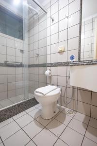 uma casa de banho com um WC e um chuveiro em VILLAS DIROMA RESIDENCE - BVTUR em Caldas Novas