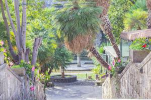 Κήπος έξω από το Villaggio Paradosso