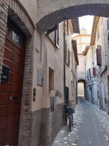 an alley with a bike parked next to a building at Camera Vacanze Lusitana C in Foligno